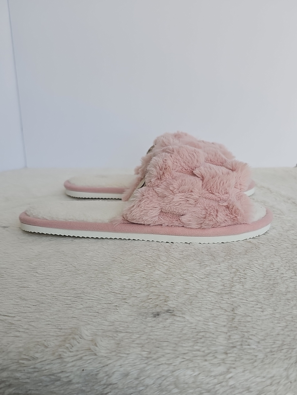 ​Fuzzy Pink Cross Band Slippers Cozy Sherpa Fleece Slides Size 44-45